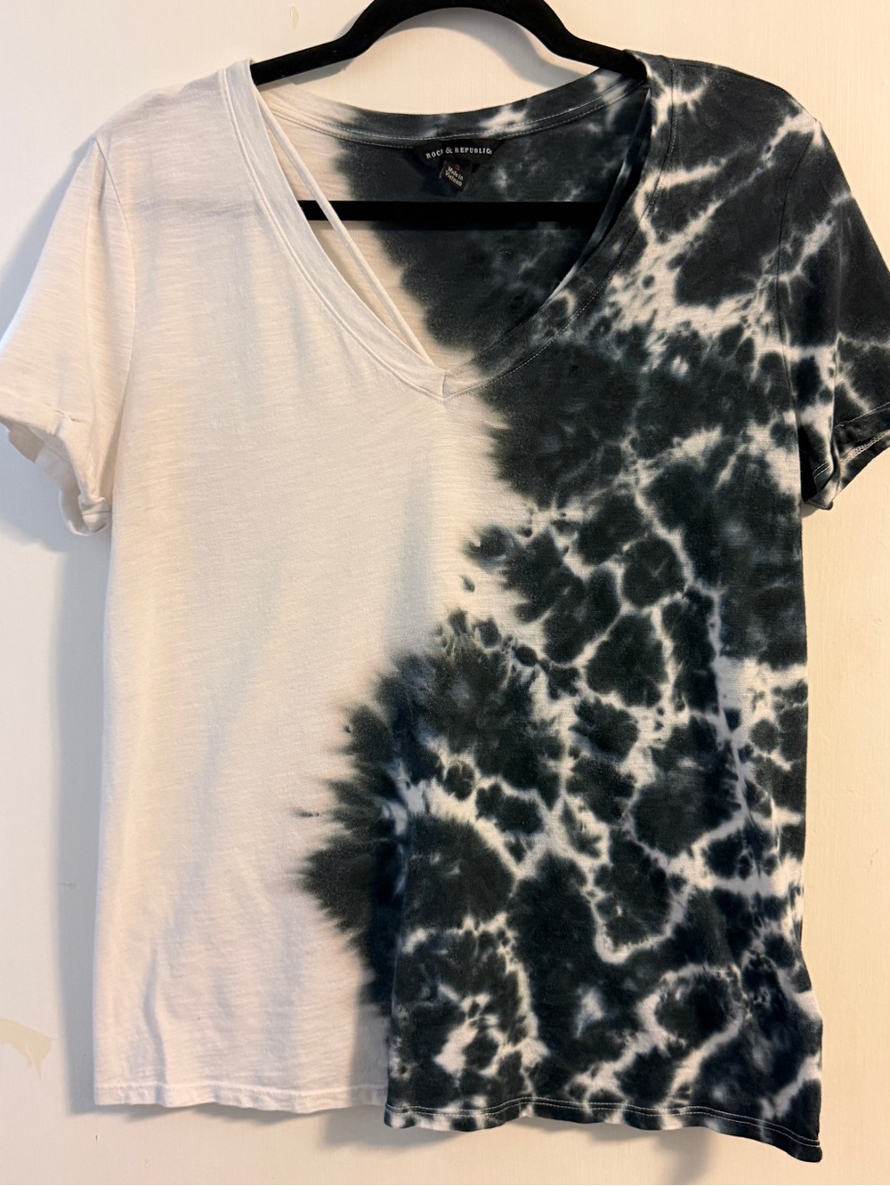 Rock & Republic Black & White Split Tie-Dye V-Neck Tee (EUC)